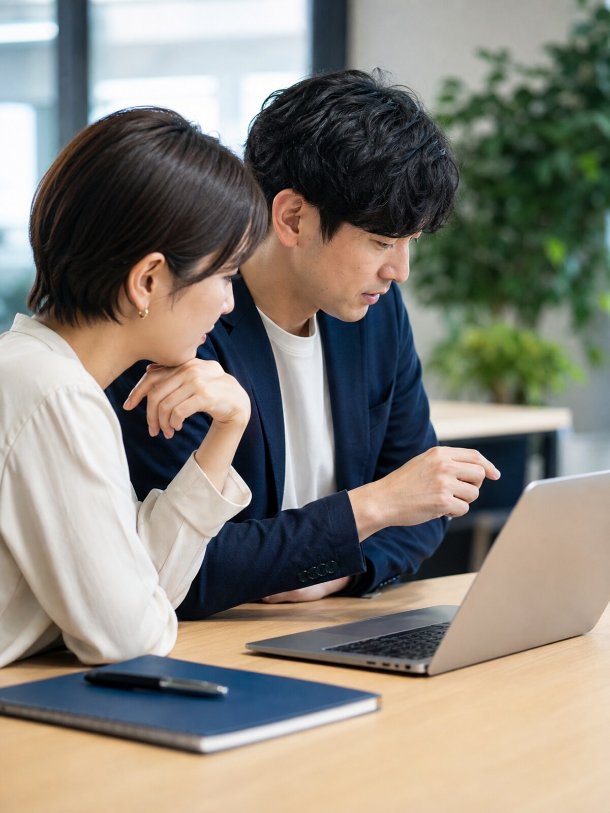 相談しながらシステム導入を進めるイメージ